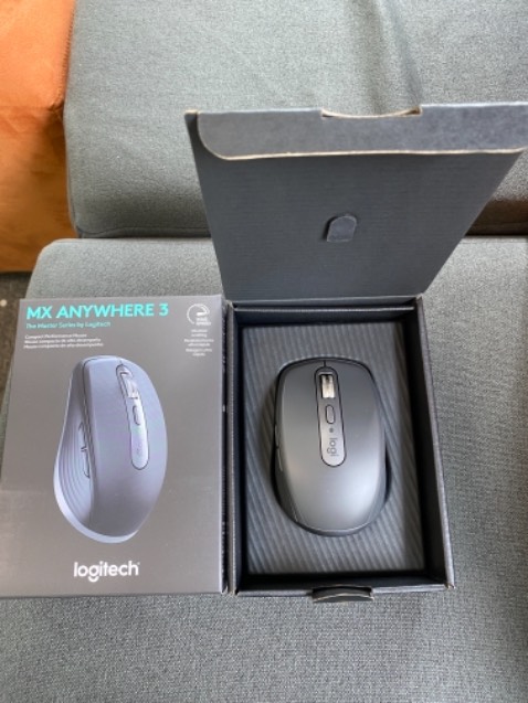 sản phẩm chính hãng, cảm giác nhẹ hơn đời 2, nút cuộn chỉ có 1 chế độ lăn, độ nhạy và mượt thì không cần bàn cãi về chất lượng của Logitech, tóm lại khá hài lòng...