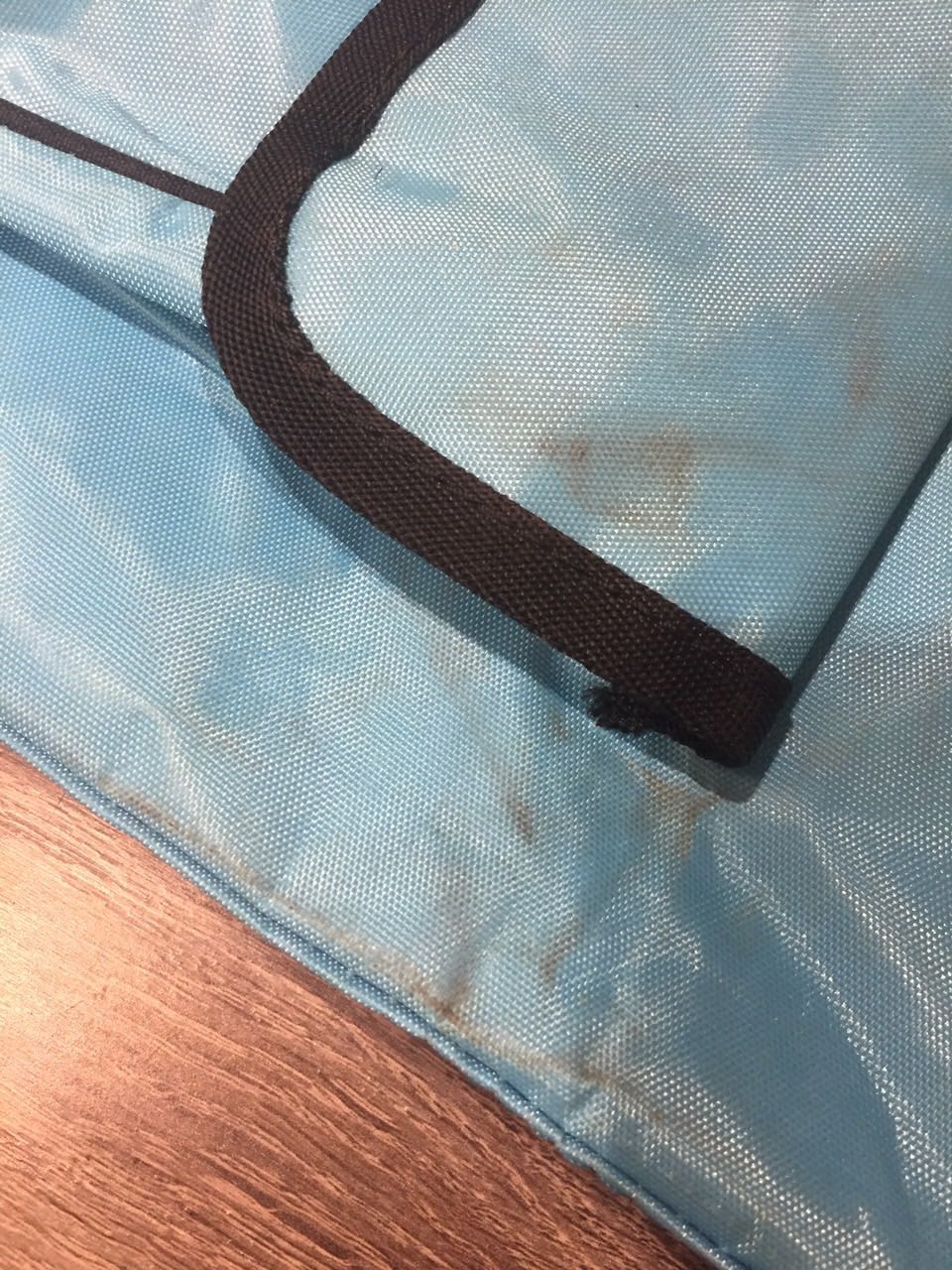 950 mà mang cho cái túi đựng thế này. Nhàu nhăn nhúm, chỗ nào cũng bẩn, như giẻ lấy từ trong kho. Đựng thảm trong cái túi này đi tập có còn đáng giá  đồng tiền bỏ ra không. Thật sự rất tệ. Đã mua hàng trên tiki nhiều lần. Luôn hài lòng, tin tưởng tiki. Chỉ lần này là không chấp nhận được. Để nghị tiki đổi trả cái túi này, chứ tôi không thể ôm nguyên cái thảm không đi tập đc! Thảm thì bị lõm 3 chỗ (biến dạng). Quá buồn tiki lần này. Đề nghị đổi trả.