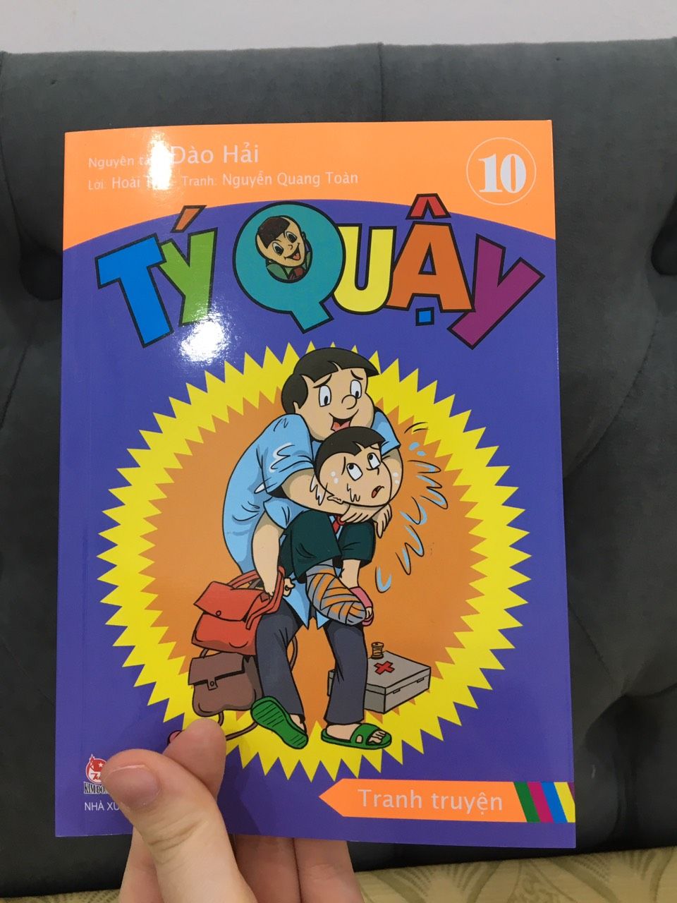 Đọc tý quậy đã cho tôi những cảm giác hứng thú cứ muốn đọc nữa đọc nữa . Những tập truyện tuy ít về số lượng nhưng lại rất chất lượng . Tuổi thơ của Tý thật đẹp 🤗🤣🤣🤣