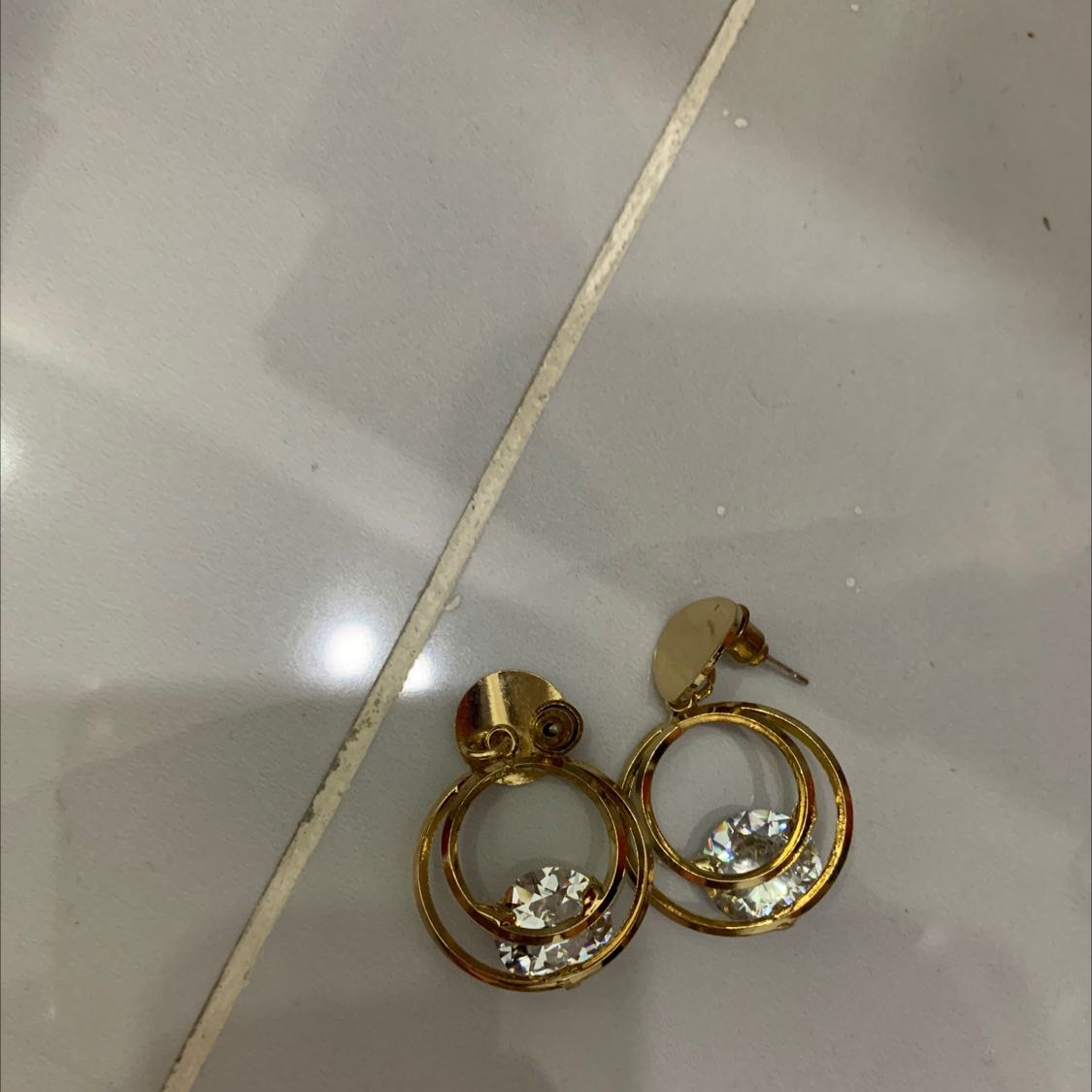 Nhớ là chọn màu trắng mà shop giao màu vàng, ngoài ko đuọc bóng sáng như mong muốn Nhớ là chọn màu trắng mà shop giao màu vàng, ngoài ko đuọc bóng sáng như mong muốn