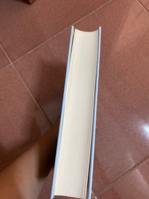 Sách bìa cứng thiết kế rất đẹp và chỉn chu nhé ah
Shop giao hàng siêu nhanh và bọc rất cẩn thận nên không bị móp méo góc cạnh sách