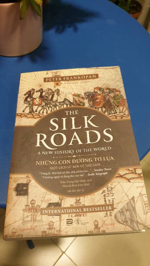 Con đường tơ lụa còn là con đường của rất nhiều sự chuyển giao, tác giả đã tổng hợp rất nhiều nguồn tài liệu để cho ra cuốn sách nói về những đổi thay của thế giới từ thời cổ Đại đến nay, không chỉ đơn giản là về lịch sử loài người mà còn là về chính trị, tôn giáo, kinh tế