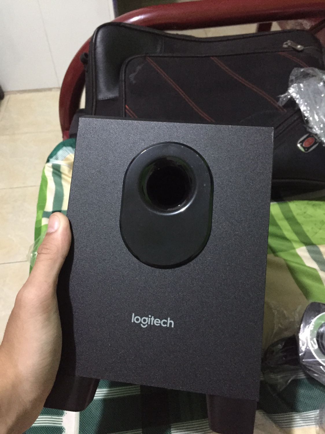 Mình ở tận Cà Mau mà đặt hôm trước hôm sau nhận được hàng rồi ^^, loa nghe rất hay, bass rất mạnh, âm thanh khá lớn, nghe rất hay ( nên mở dưới 80% thì hay ^^ ), không bị móp méo gì lớn, loa ve tinh có một loa bị trầy không quá lớn^^ chắc do làm rơi