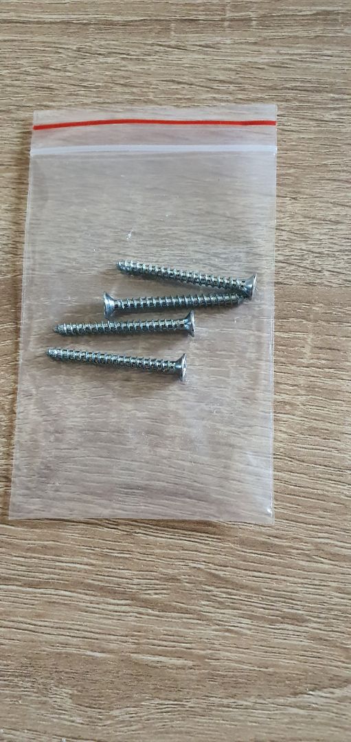 Hàng hơi khác so với hình mẫu.
Nơi để sách ngược so với mẫu.
Thiếu ốc vít để bắt chân tủ.
Shop nên coi lại hình mẫu trong bài của shop.