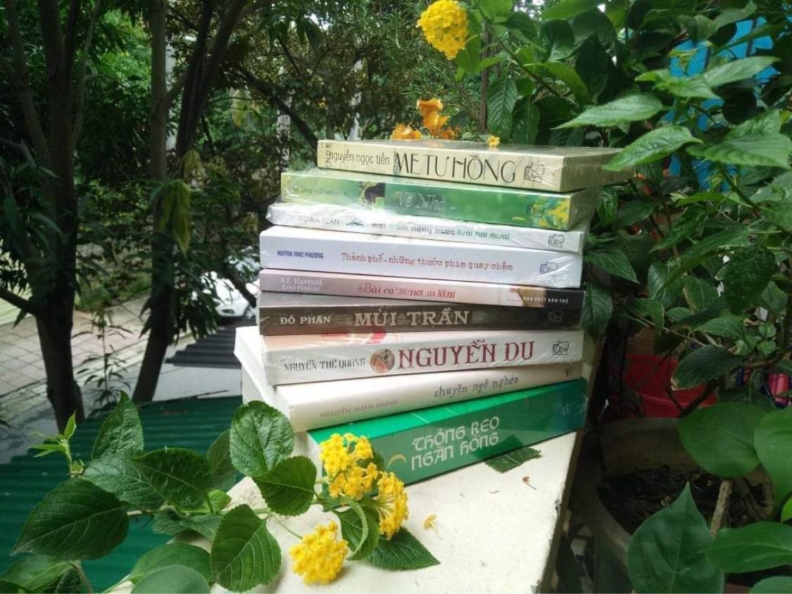 Hết chỉ thị 16, trở về 15 là đơn Tiki bay về vèo vèo, nhanh như một cơn gió. Sách mình đặt mua chủ yếu dịp Trẻ sale mạnh, trên 50% nên ship gọi nhận hàng là phấn khởi hết nấc. Sách được bọc màng cẩn thận, đẹp, hộp chèn chống móp méo nên yêu Tiki lắm.