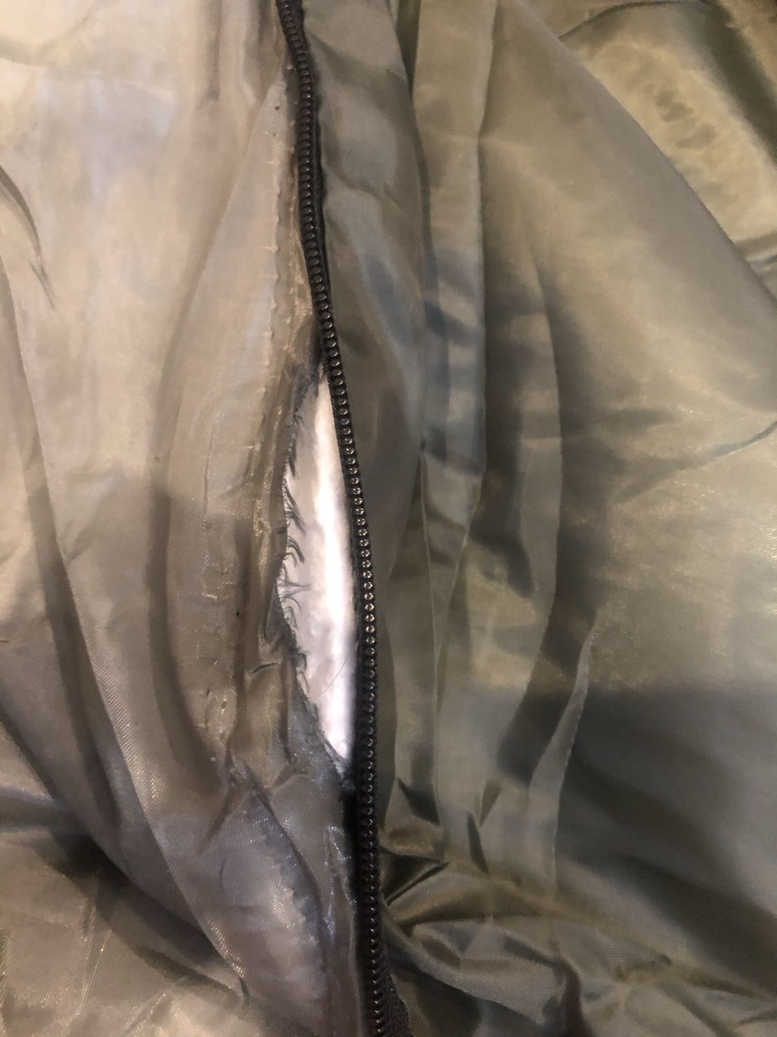 Mình muốn đổi vì vừa mờ ra đã thấy có chỗ rách như ảnh, đường chỉ cũng ko chắc chắn lắm. 
Mong shop phản hồi Mình muốn đổi vì vừa mờ ra đã thấy có chỗ rách như ảnh, đường chỉ cũng ko chắc chắn lắm. 
Mong shop phản hồi