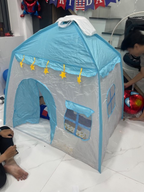 Lều rất đẹp, cháu mình rất thích. Mình chọn gói quà trên Tiki luôn để tặng cháu, Tiki gói đẹp, giao nhanh.
Có điều sp hơi khó lắp ráp, phải có 2 người lắp cùng lúc mới được.