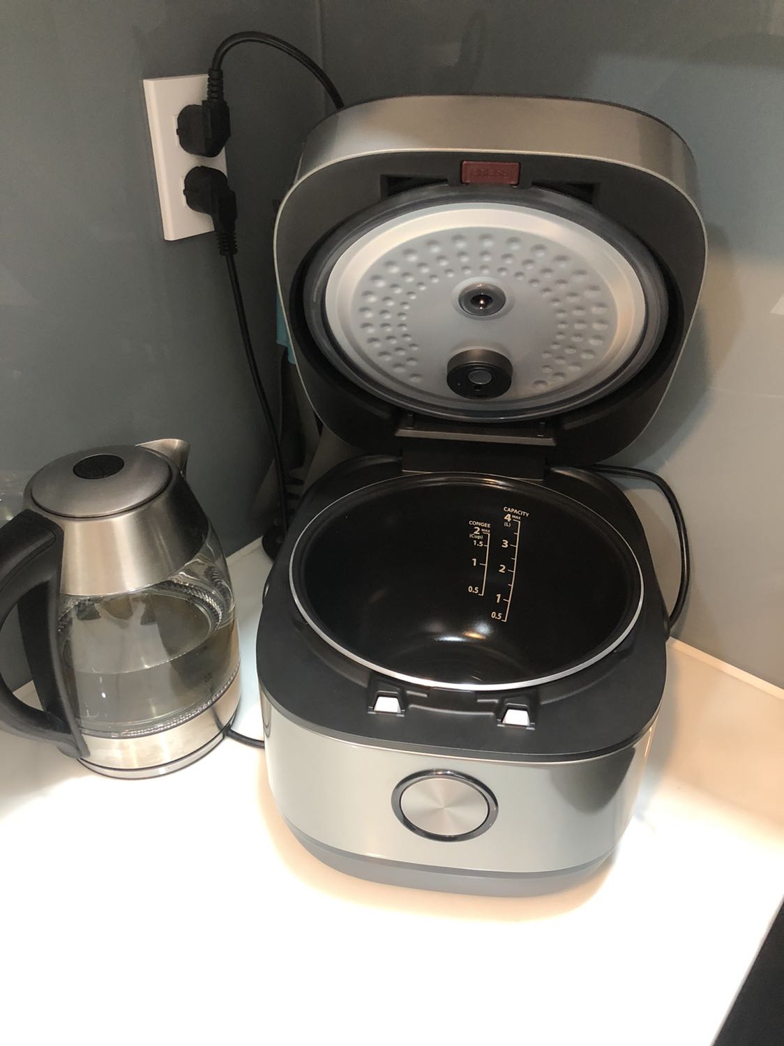 Sản phẩm tốt, giao hàng nhanh. Sản phẩm có kèm sách hướng dẫn bằng tiếng Việt. Nấu nhanh và tiện lợi. Có thể nấu nhiều món khác nhau theo quy trình có sẵn.
Cơm nấu được theo 3 chế độ tuỳ chọn (bình thường, khô, mềm). Khá hài lòng với sản phẩm này.