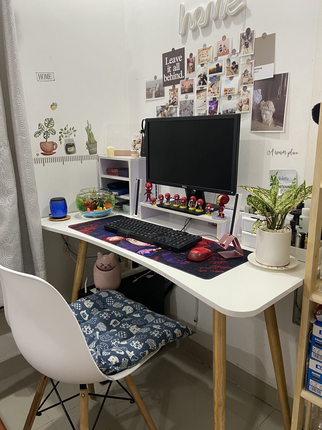 Uầy. Cứ tưởng shop ở SG. Nhận hàng mới biết đi từ HN. 
Mình đặt hàng ngày 30/10. Nay 5/11 mình nhận được hàng. Vì cần bàn gấp nên cũng hóng quá. 
Mình đặt bên shoppee sp tương tự cũng của igea nhưng 10 ngày mà bên vận chuyển k tới lấy hàng cho mình. Nên mình huỷ và đặt bên tiki. Giá rẻ hơn 50k vì được áp mã km. Còn k phải lo vấn đề phí ship.
Về sp thì bàn lắp hơi đau tay, mình con gái vặn tua vít phồng tay luôn. 
Mặt bàn với cạnh bàn có vài vết xước với tróc sơn.
Bàn hơi yếu. Dù mình đặt ngay góc và kế bên là kệ nhưng vẫn k vững. Hơi lung lay. Nói chung là cũng khá ok