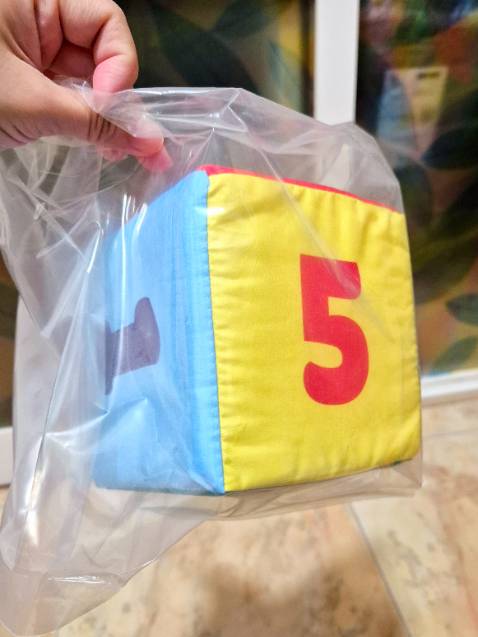 Đồ chơi xinh, còn mới, đem giặt hơi lâu khô tí.