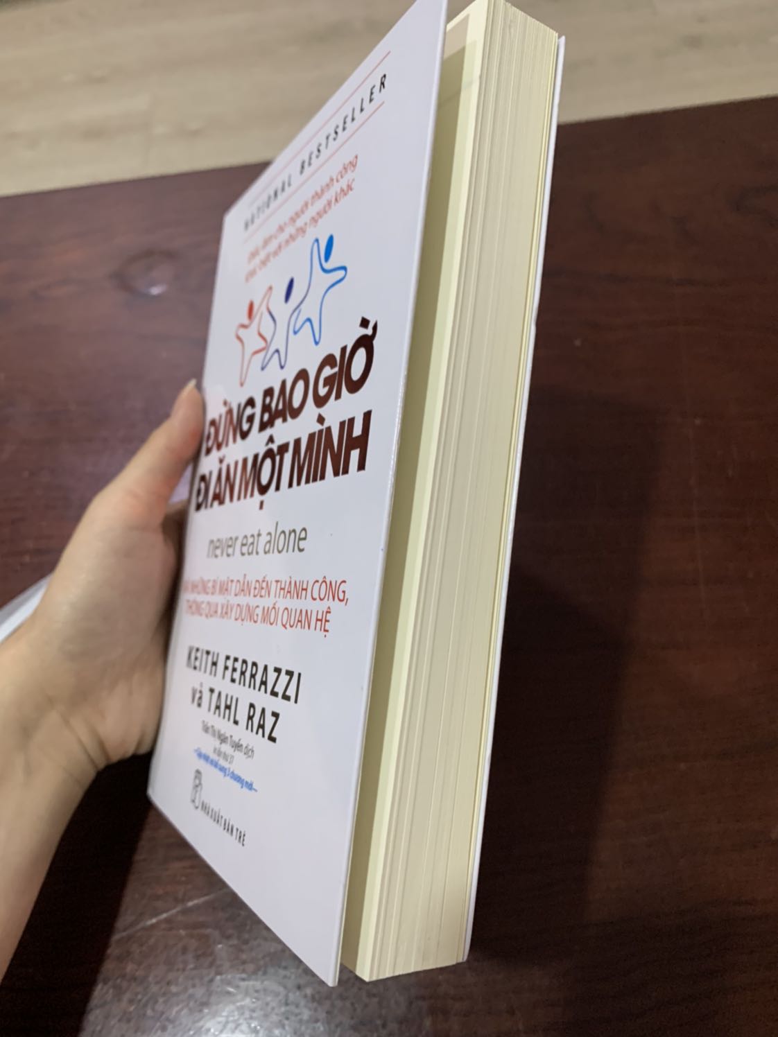 Sách còn nguyên seal nilon, đóng gói cẩn thận, mình chọn giao trong ngày luôn thì tầm 5 tiếng là có sách rồi ??sách mình chưa đọc nên sẽ review sau, nhưng đọc đánh giá của mọi người thấy rằng ai đang làm về kinh doanh hoặc làm sales thì rất nên đọc qua nha ??