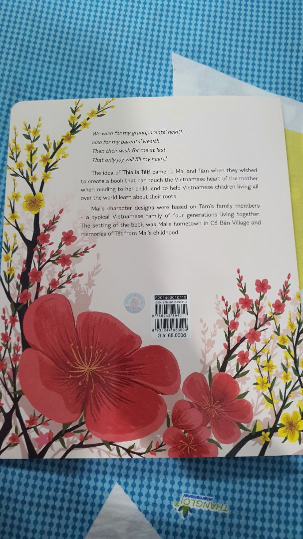 sách thiết kế hình ảnh cực kì bắt mắt và ý nghĩa. tràn ngập thông điệp ngày tết. các ghi chú bằng tiếng Anh. có tặng kèm một tấm sticker hình ảnh Tết. bé nhà mình rất thích.