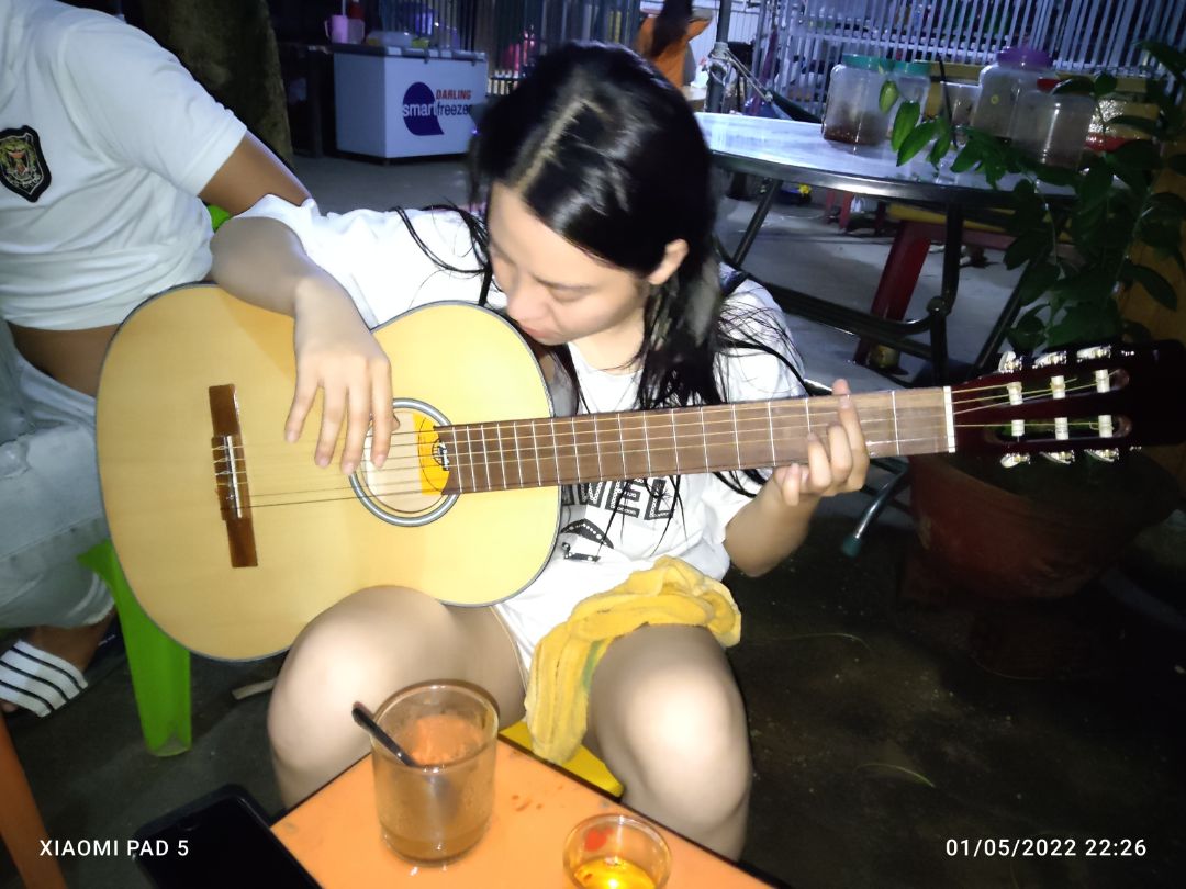 đàn Âm Thanh Ấm Và nhẹ Bấm Không Đâu Tây