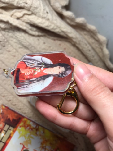 Shop giao hàng rất nhanh 
Nhưng mặc dù đóng gói nhiều lớp hàng vẫn bị méo ở viền mép bị lủng ở nhiều nơi quà cũng có những trường hợp tương tự 
Thật sự em đã rất hi vọng về cuốn sách này nhưng sản phẩm đưa về khiến em không hài lòng một chút nào