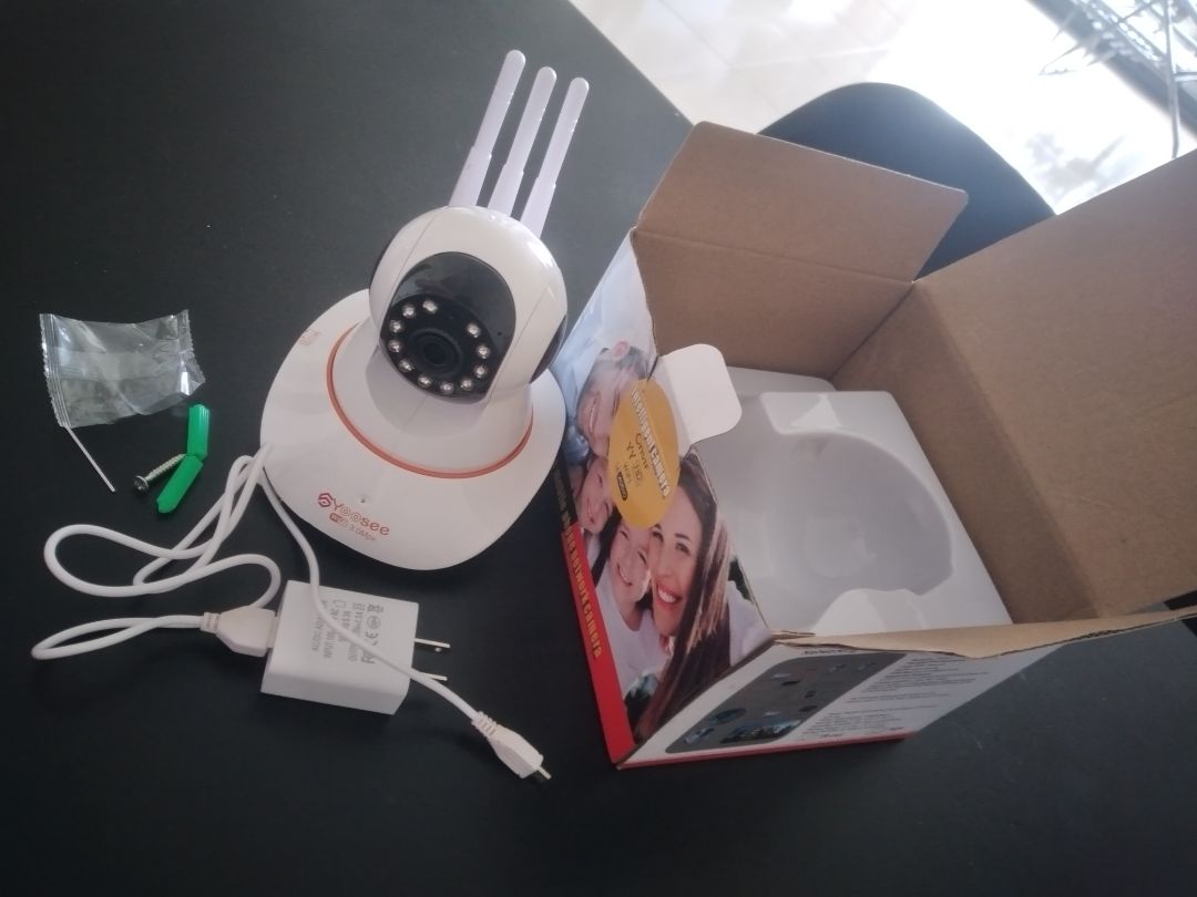 -chờ nhận rất lâu nhưng đang dịch thì chấp nhận được
- máy nhìn có vẻ ok, nhưng không có nơi cắm thẻ nhớ, không có nút reset, không tìm thấy wifi camera khi kết nối; 3 râu nhưng chỉ có 1 râu là chính, 2 râu kia chỉ là hình thức
- Tóm lại: mua về rồi, cài đặt nhưng ko dùng được.