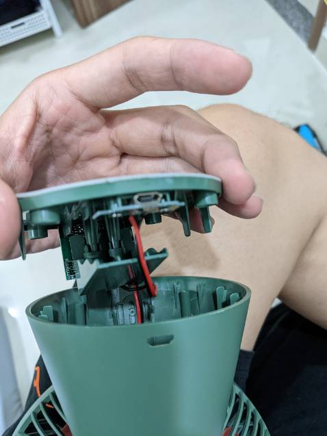 Quạt ko có pin nhe mọi người, phải xài điện trực tiếp để chạy. Cho 3 sao vì đẹp và ít ồn