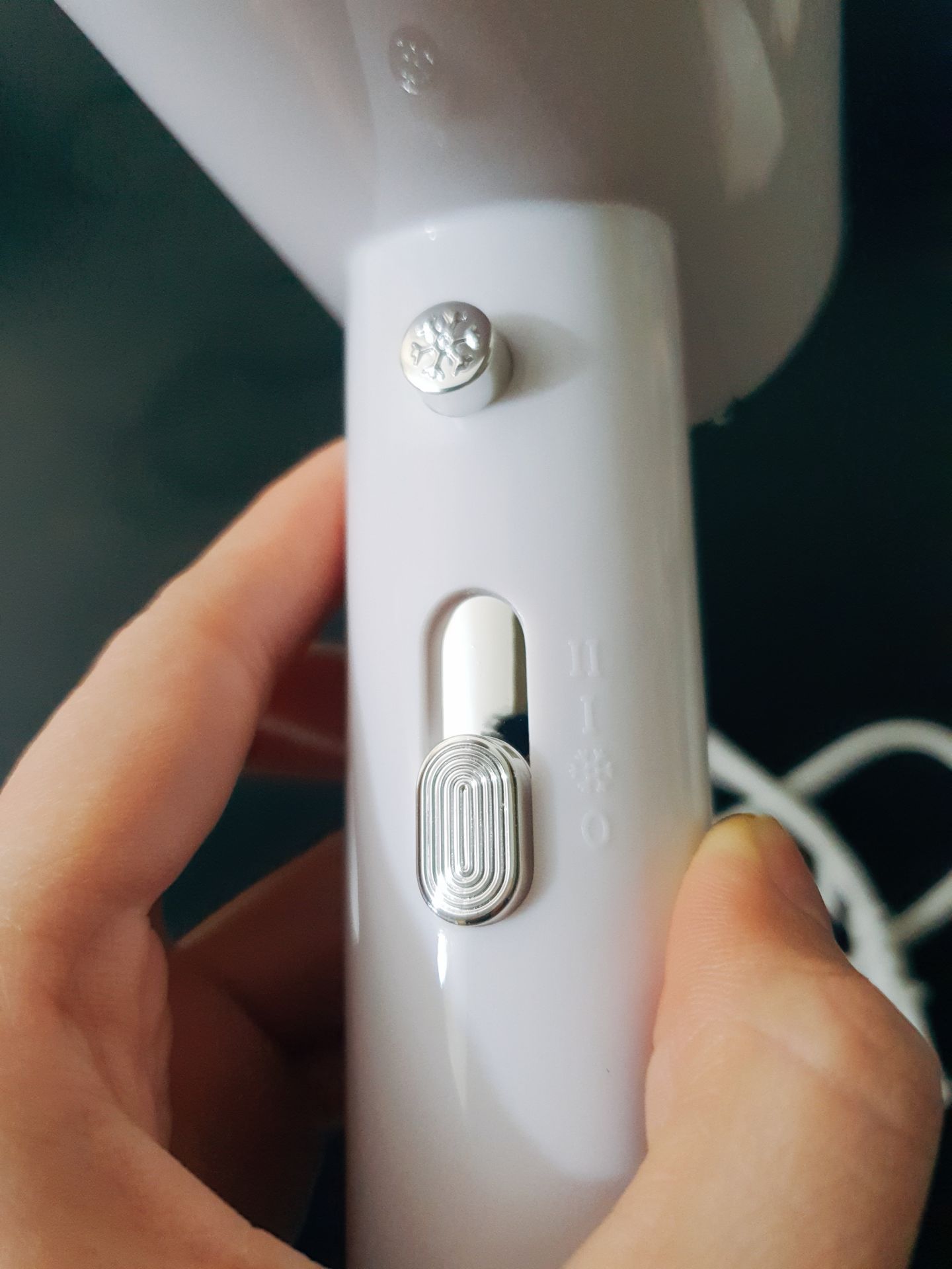 Màu trắng kiểu sang thanh lịch, thích nhất là máy cực kỳ nhẹ, không bị nóng da đầu nên dùng được cho trẻ nhỏ con mình có thể tự sấy được tóc nhưng phải nhắc con là để ý khoảng cách vì mặt lưng máy sấy nan hơi rộng nên tóc dài có thể bị hút vào và mắc tóc, sấy xong tóc phồng và tơi không bị khô đúng như mô tả sản phẩm, từ khi có máy sấy Cwell dù trời lạnh 2 mẹ con cũng chăm gội đầu hẳn