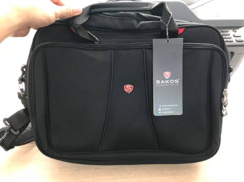 Sakos chưa bao giờ làm mình thất vọng. Vải dày và chắc chắc và thiết kế rất phù hợp để đựng laptop và mấy thiết bị điện tử. 

Đây là cái thứ 3 mình đã mua. Cái balo Sakos đầu tiên mình mua năm 2015, cái cặp Sakos thứ hai mình mua năm 2016 xài tới giờ chỉ phai màu do thời tiết, chưa bị hư hay có dấu hiệu hư hại gì. Đợi nó hư lâu quá, nên mình đổi luôn cái mới. 

Sẽ ủng hộ Shop tiếp. Cảm ơn Shop Ngọc Bích, Tiki và The Best Inc.