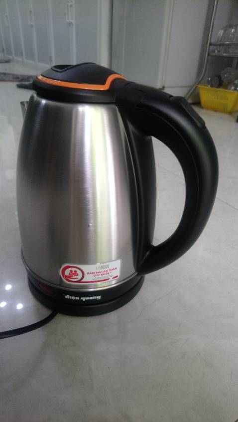 Giao hàng nhanh. Hàng giống trong hình và mô tả. Nhưng không phải Điện Quang sản xuất nha, mà là hàng sản xuất tại Trung Quốc, thấy tem ghi sản xuất theo tiêu chuẩn của Điện Quang, chắc là Điện Quang thuê gia công tại Trung Quốc, nhưng không thấy tên công ty sản xuất. Phiếu bảo hành của Điện Quang đề bảo hành 12 tháng từ ngày sản xuất. Chưa dùng nên không biết có bền không.