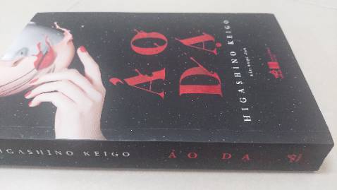 ***, *** GẠT, THAO TÚNG, GIẾT NGƯỜI, một motif chuyện khá quen thuộc của Higashino Keigo. Dù vậy với biệt tài kể chuyện của mình, sự nhấn nhá, đóng mở trong từng tinh huống, cảnh ngộ câu chuyện của ông chưa bao giờ trở nên nhàm chán. “ Ảo dạ “ cũng là ẩn dụ về một xã hội với vẻ ngoài hào nhoáng nhưng chưa đựng không ít những mặt trái mâu thuẫn bất công, nơi cái ác nảy sinh từ những tham vọng vị kỷ phi nhân.