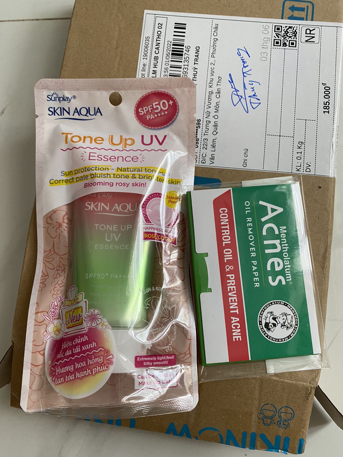 Kem chống nắng mình đã dùng lâu rồi nên rất okay. 
Nhưng rate 4 sao (trừ 1 sao) vì lỗi quà tặng: Quà tặng nhận được không đúng như quảng cáo. Quảng cáo ghi là Phim thấm dầu, nhưng thực tế là Giấy thấm dầu. Hai loại này là khác nhau, và ai đã dùng qua thì đều biết Phim thấm dầu xài êm hơn nhiều.

Vậy có góp ý với nhà bán hàng là hãy để thông tin chính xác để người mua dễ lựa chọn. 

Thks.