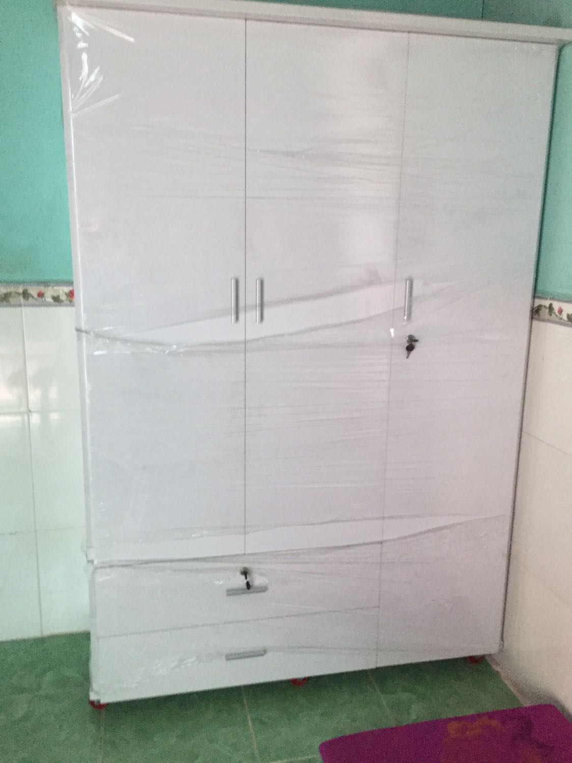 Bài viết nói có gương nhưng giao hàng lại không có, shop có bù lại không????
Giao hàng nhiệt tình, tủ đẹp, có bánh xe dưới tủ, dễ dàng di chuyển, có khoá tủ, rất ok. Nên mua nhưng trước khi giao hàng cần hỏi về gương và kiểm tra hàng trước khi nhận.