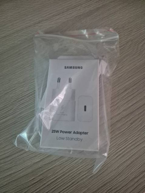 Đóng gói cẩn thận, tặng kèm cáp, có chạy "sạc siêu nhanh" của SS lun