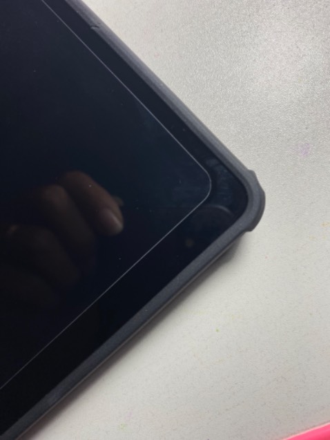 Mua 2 lần. Lần 1 OK, lần 2 giao sai sản phẩm; nhắn tin cho shop thì im ru. Miếng dán nhỏ hơn so với màn hình