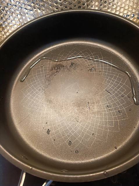 chảo lồi lên ở giữa.chảo chống dính mà dính ở khúc giữa làm chiên đồ ăn hay làm gì cũng bị dính ngay đó