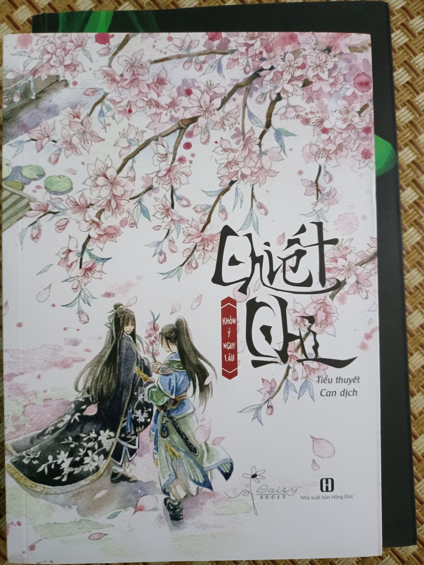 _Mặt hình thức: Tiki giao hàng và gói hàng rất tốt. Sách còn mới nguyên, bọc nilon, không bị nhăn góc hay hư hại gì. 

_Mặt nội dung: rất ngược. Đọc mà nước mắt không cầm được. Thực sự nhà văn và dịch giả đã miêu tả nội tâm của nhân vật rất "đặc sắc". Dường như càng đọc càng nhập tâm vào câu chuyện vậy. Chỉ muốn nói là hãy đọc và cảm nhận đi nhé!

Rất cảm ơn tiki!!!