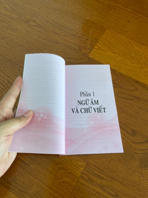 Sách nhỏ gọn, giao hàng nhanh chóng, giúp tổng hợp & ghi nhớ lại ngữ pháp, cấu tạo của tiếng việt, giúp cho cả người lớn ghi nhớ lại cách viết cho đúng, chuẩn xác để  dạy con.