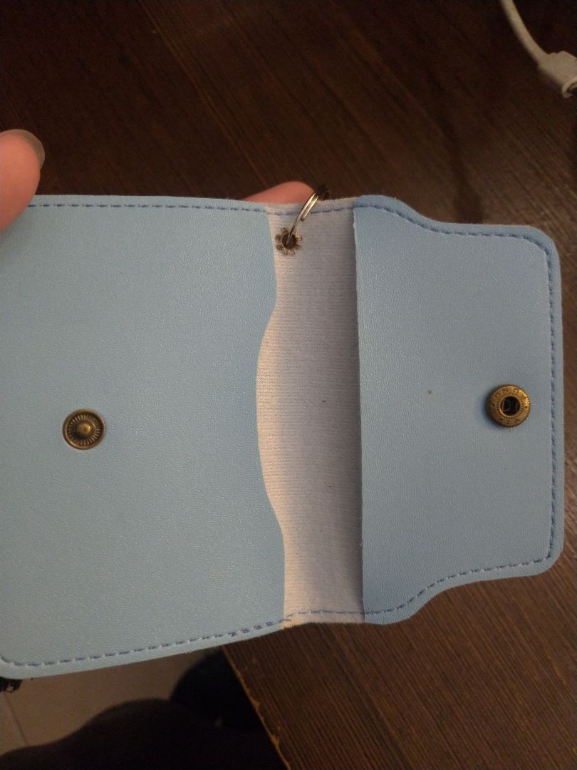 dễ thương quá!!! ví nhỏ nhưng vẫn để vừa tờ tiền gấp đôi, da mịn và nút bấm chắc chắn! thích quá đi!!!! cảm ơn shop ạ!❤️