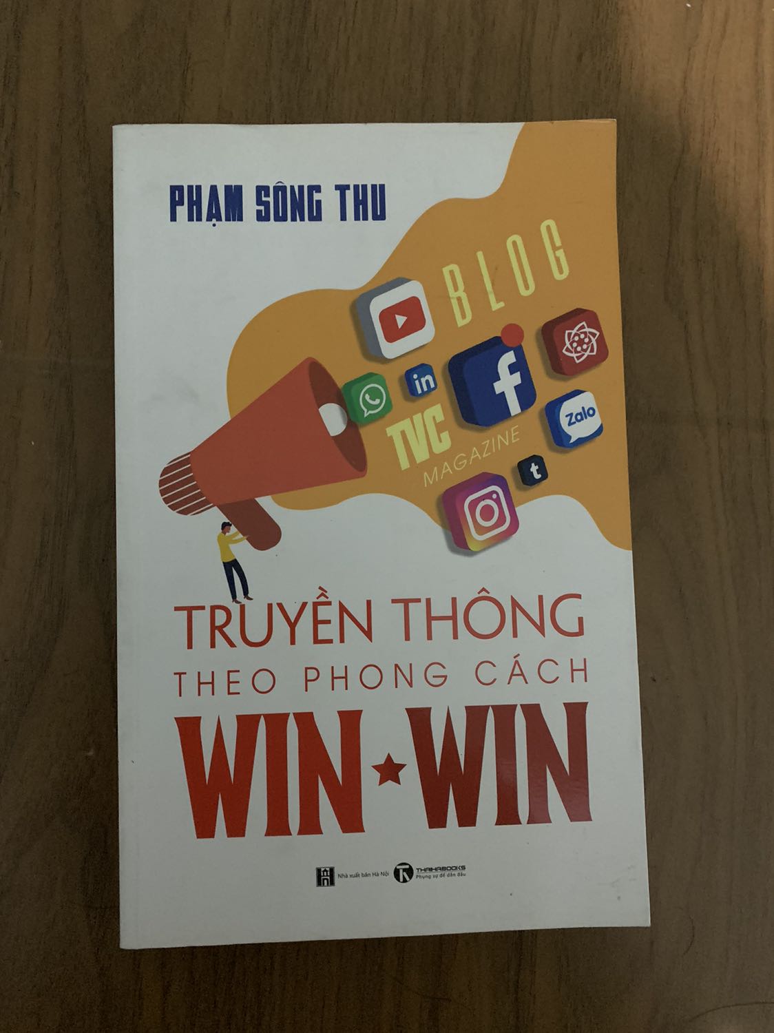 Nội dung quyển sách rất hay, bổ ích và cung cấp nhiều kiến thức cho người làm truyền thông. Thậm chí có thể nghiên cứu cho những người muốn truyền thông cho cá nhân. Các bạn nên mua và trải nghiệm những thú vị trong quyển sách này. Bìa rất xinh ạ