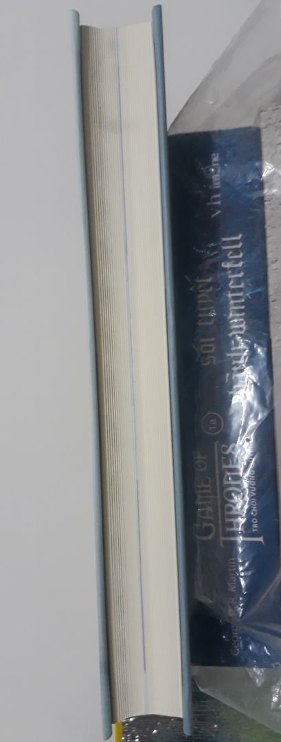 Hài lòng
Cuốn sách in ấn rất tuyệt, bìa cứng cáp và lớp màng mỏng bên ngoài dễ bóc không sợ trầy tay. Điều duy nhất mình hơi phiền lòng về hình thức là không rõ do chữ tập trung quá nhiều ở khúc đầu các trang hay sao mà khi đóng sách lại thì nhìn vệt đen như dính bẩn. Sách có cả bookmark lẫn dải lụa đánh dấu.
Nội dung thì rất ổn. Mình quyết định mua cuốn sách bởi vì những đoạn trích trên ***, đọc thấy rất gần gũi. Cho dù mình không sống ở Mỹ, cũng không có 1 ông chồng sắp đắc cử tổng thống và chưa có con, mình vẫn thấy đồng cảm với Michelle. Ngoài ra trong sách còn đề cập đến cuộc sống thời thiếu nữ của bà và một ít về tâm tư của người gốc Phi trên đất Mỹ nữa. Giở ra bất kỳ đoạn nào mình cũng có thể đọc tiếp được.
Đây là lần đầu tiên mình mua 1 cuốn sách thuộc thể loại Hồi ký