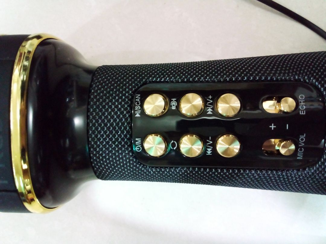 Vừa nhận hàng xong luôn . Khui ra *** thử thì theo mình cảm thấy hàng cũng rất ok lắm hình thức đẹp . Mic hút âm tốt chất lượng âm thanh nghe cũng rất hay và trong . To rõ không bị rè nói chung quá ok trong tầm giá nha .