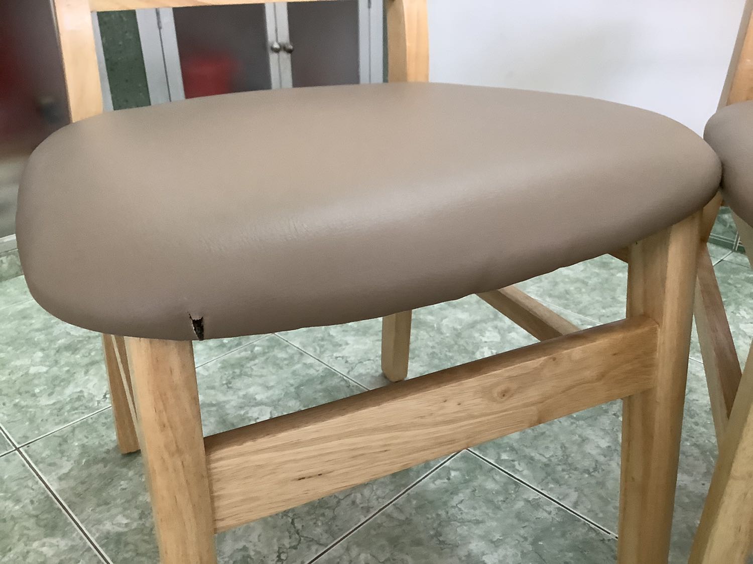 Sản phẩm bị rách . 6 ghế bị rách 5 cái , thì sẽ làm sao đây