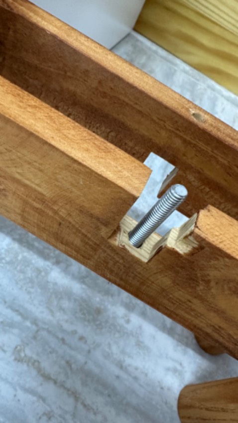 Kệ bị lỗi ở nút khoá, ko ảnh hưởng nhưng mất thẩm mỹ