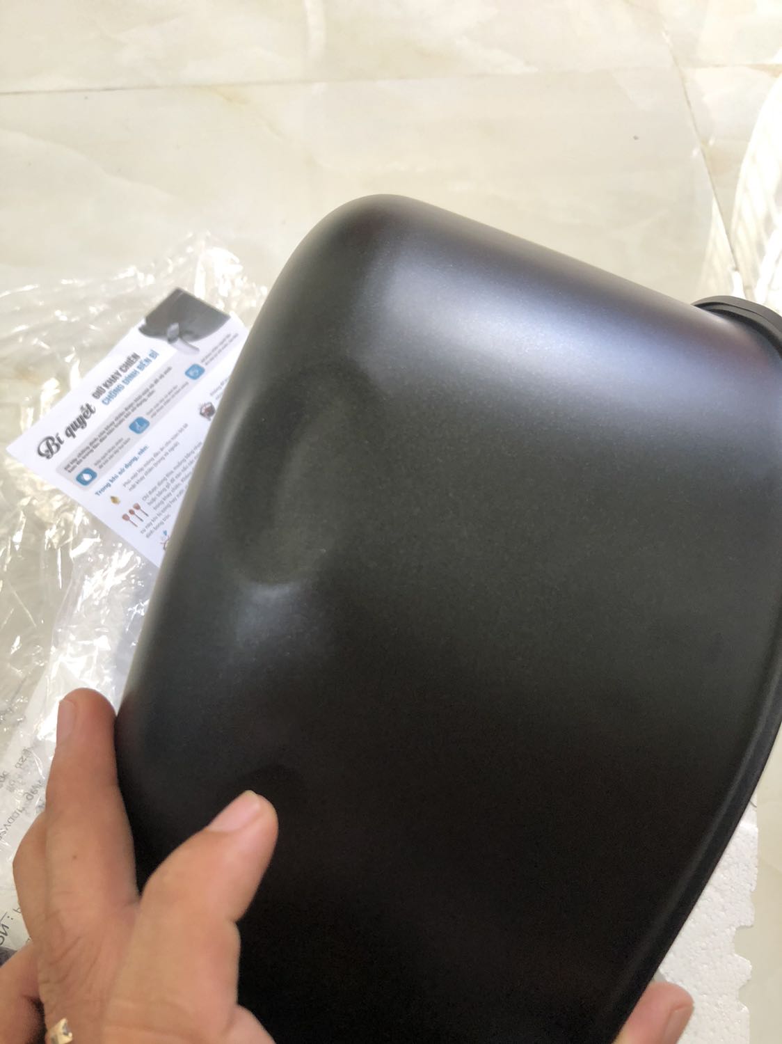 không biết shop làm kiểu gì mà giao tới nơi cái nồi bị móp vậy.màu đỏ sẽ đẹp hơn đen.còn chất lượng thì phải cần thời gian để chứng minh tốt hay ko.nói hàng của hãng còn nguyên trong thùng chưa khui nhưng mở ra thì thấy bên trong bị như vậy.rất mong phản hồi của shop