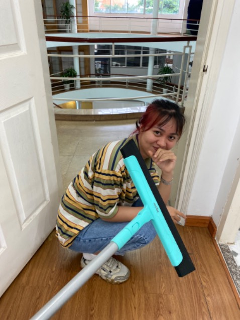 Nhìn đơn giản mà dùng tốt lắm, miếng mút không bị biến dạng, dùng quét nhà hay quét nước nhà tắm hay lau cửa sổ đều ổn. Cán vừa tầm, bẻ qua bẻ lại thoải mái. Sẽ ủng hộ tiếp