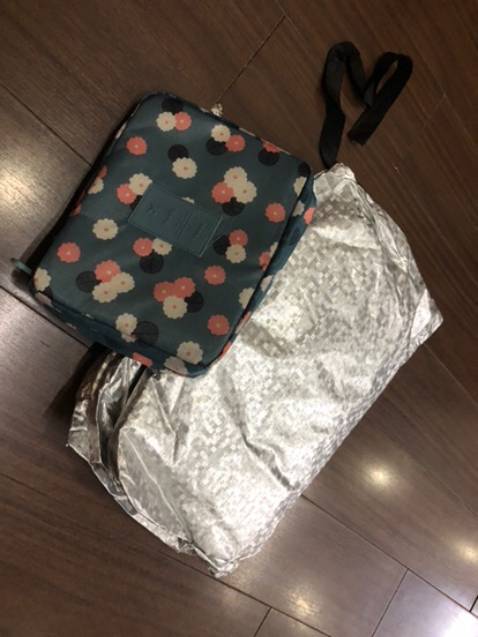 Bạt phủ kín xe có dây cài khuy cho đỡ bay bạt, đóng gói sản phẩm chắc chắn. Shop phục vụ tốt.

dày 3 lớp, tráng nhôm nhìn dày xịn. để xe ngoài nắng nhiều lúc rất xót xe, có cái bạt này mình thấy yên tâm hơn hẳn, dịu xe xuống, không bị xước sơn xe, ngoài ra cũng chống bụi , chống va quệt khi đậu ngoài trời, lốp bền hơn, ít bị lún xịt hơi!! Nói chung với mức giá này mua hàng chính hãng thế này cũng ok hơn hẳn!! quý vị an tâm mua hàng nha!