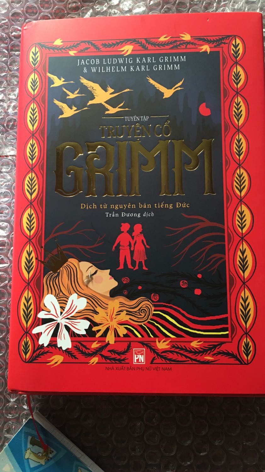 Sách dày 411 trang, cũng tuyển tập nhiều truyện trong tổng số trên 200 câu chuyện Grimm. nhưng lại ko có 1 số truyện quan trọng như: Bạch Tuyêt và bảy chú lùn, Aladin và cây đèn thần, Cô bé ngủ trong rừng. Làm mjh mua quyển này rồi giờ phải mua thêm quyển khác nữa