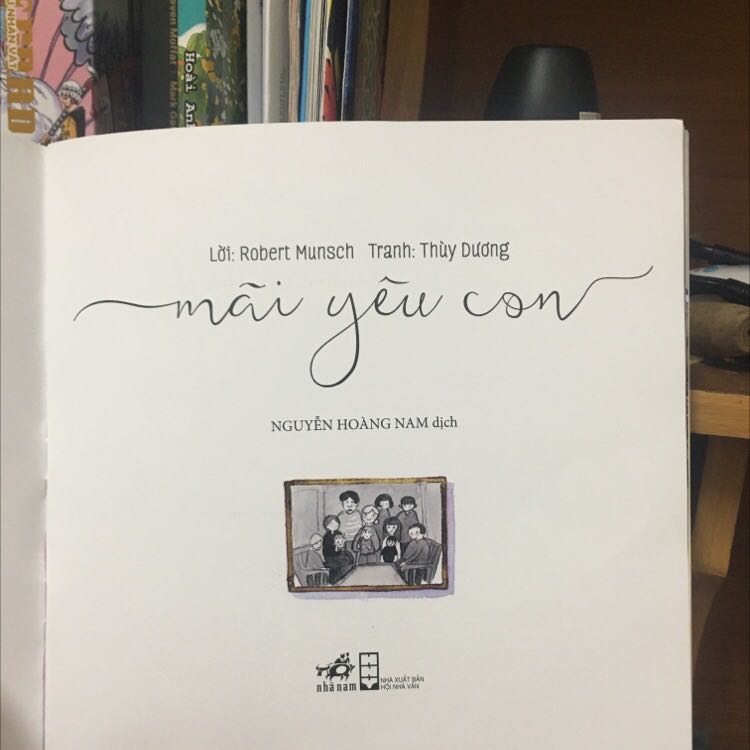 Tranh đẹp, lời yêu là cuốn sách này đây ạ.
Bé nhà mình thích lắm, tối nào trước khi đi ngủ cũng đọc cho con nghe, thế là con chìm vào giấc ngủ ☺️