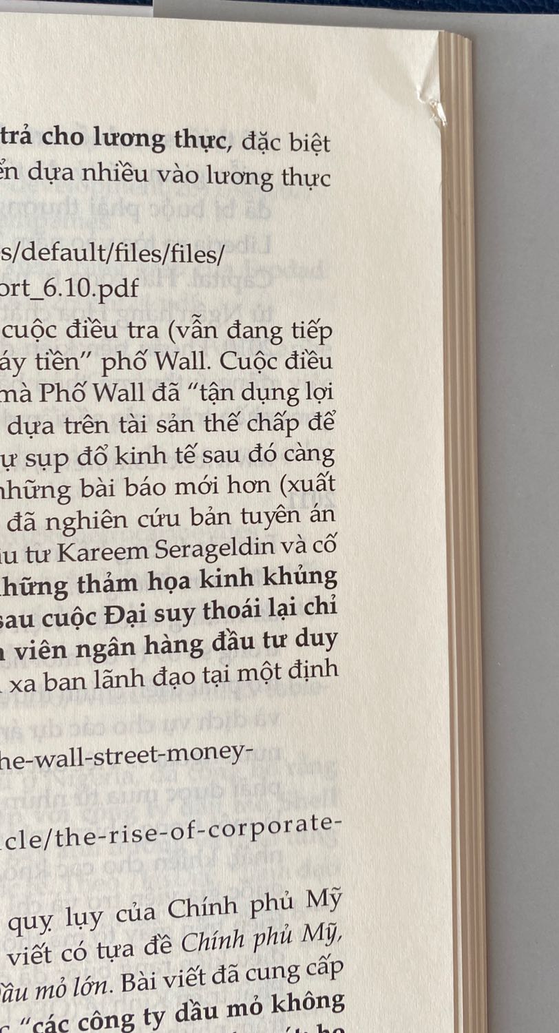 Sách không được bọc kính, giấy cắt nham nhở, hầu hết đều bị dính trang. 
Mình đặt sách từ 17/8 mà 08/09 mới nhận được, có lẽ do người nhận đơn quên đơn hàng của mình, phải viết email complain thì Tiki mới xác nhận đơn và gửi. Mình đã mua sách nhiều lần qua tiki nhưng lần này là trải nghiệm tệ nhất.