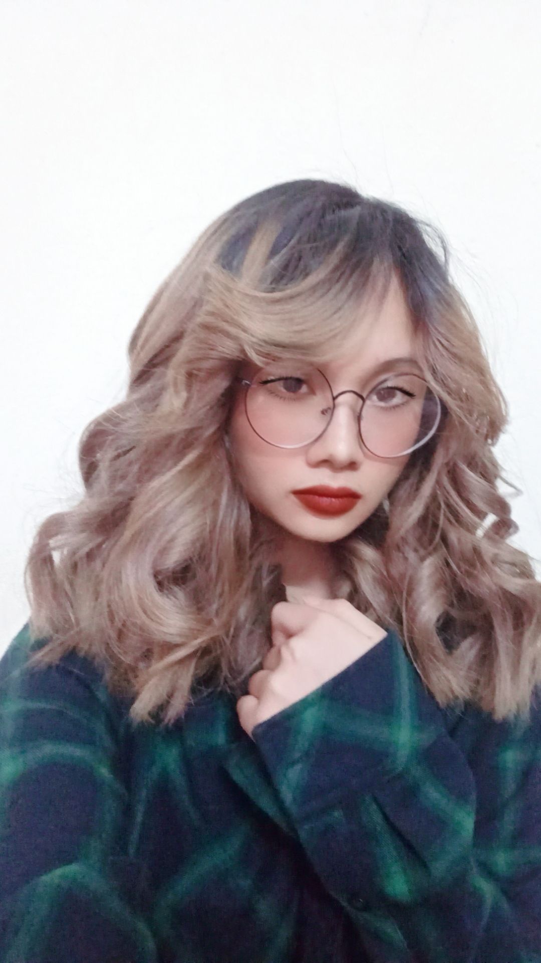 không hiểu do mắt mình sụp mí, hay là do không hợp, thấy Youtube nhiều người review là mascara mới này của Maybelline nâng mi rất đẹp, không cần kẹp mi trước,  và không bết, nhưng mình xài thấy bết kinh khủng, mà còn hơi nặng mi. mình toàn phải kẹp mi, sau đó chuốt, sau tầm 4h đồng hồ là có dấu hiệu lông mi mất đi độ cong và đổ xuống.