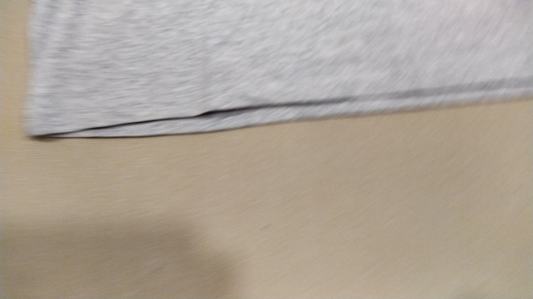 sản phẩm rất giống hàng chợ mà giá thì mắc. chất liệu vải khá là dỡ. đường chỉ thì tè le. áo may không đồng điều. trong các siêu thị vẫn có hàng tốt hơn nhiều và giá rẻ hơn ít nhất là 20k cho một cặp (10k cho một cái) và vẫn là hàng sản xuất tại Việt Nam.