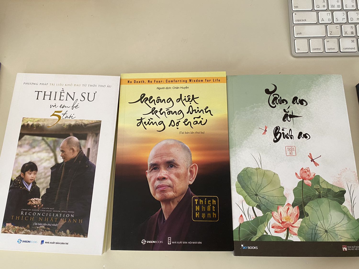 đọc xong cuốn sách giống như mình vừa đến từ Tây Tạng về vậy, đến giấc ngủ cũng nghĩ về đất nước nay với biết bao quan điểm, phương pháp tu hành, những tư tưởng của tu sĩ cũng với sự liên tưởng thông qua những câu chuyện , truyền thuyết về các bậc tu sĩ ngày xưa