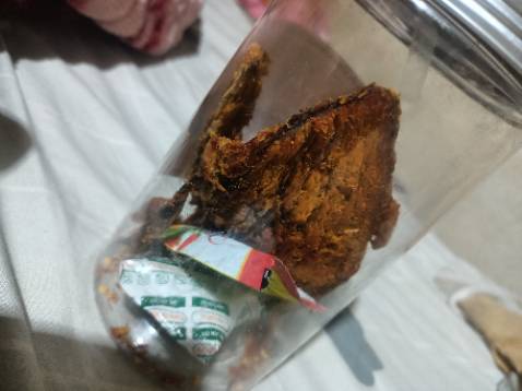 Mua 2 lọ 500g đóng thành 3 lọ cũng 500g nhưng bao bì, tương ớt, gói hút ẩm mỗi loại thành 3 thứ luôn. Tính ra thị bò còn 1 nửa 250g/500g. Điêu quá mức