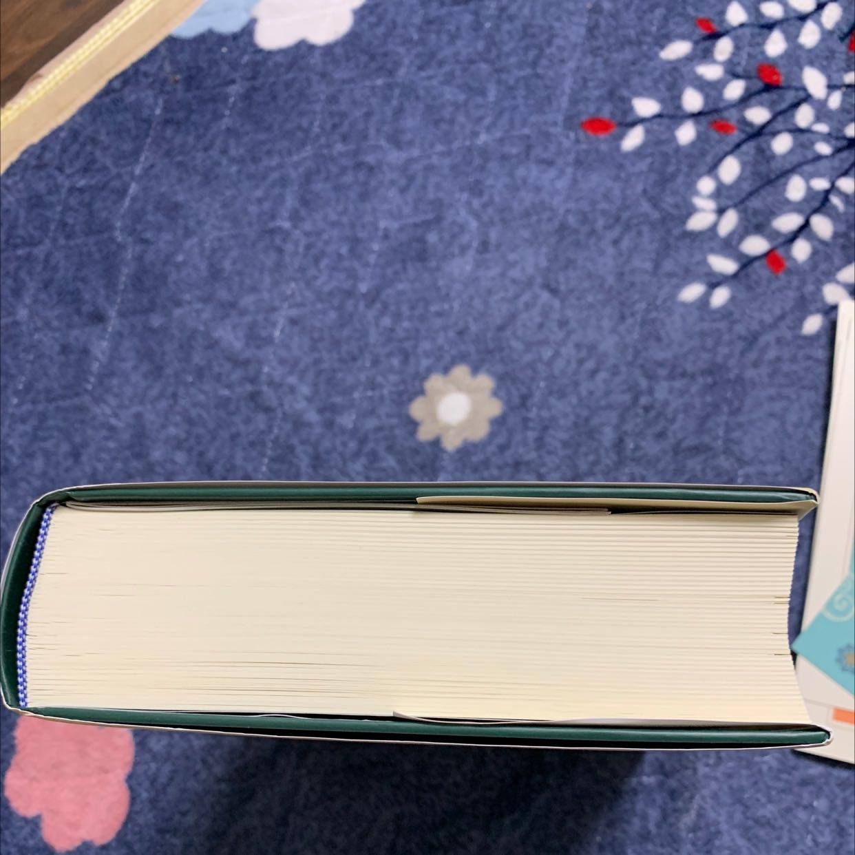 Ấn phẩm xuất sắc về hình thức. Bìa đẹp, gáy đẹp, giấy siêu đẹp, postcard đi kèm cũng xuất sắc. Thực sự là mình rata vui khi nhận được ấn phẩm này. Cảm ơn Đông A rất nhiều, cảm ơn TiKi rất nhiều vì mình mua được 3 ấn phẩm đặc biệt của Đông A với giá sale siêu yêu!