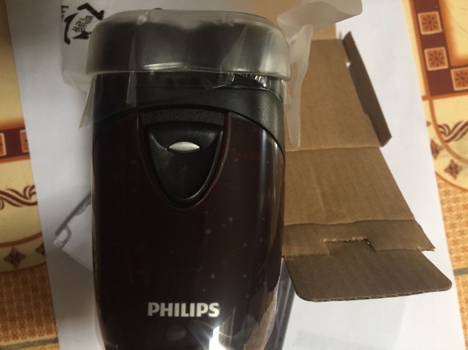 Tiki giao hàng rất nhanh. Máy có kèm chổi ạ. Em đặt tối qua mà sáng nay đã nhận được hàng rồi ạ. Tí em đi mua pin về lắp, có gì em sẽ đánh giá tiếp nha. Em cảm ơn Tiki