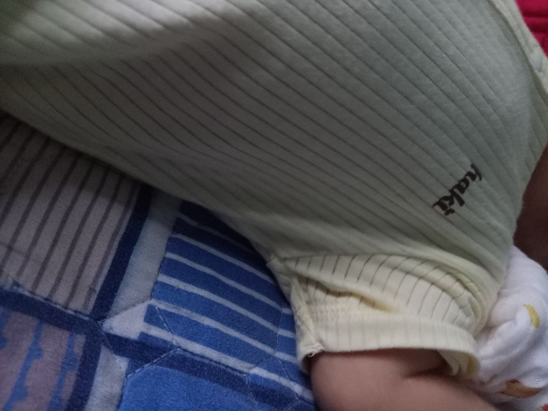 ghi 6-9m mà con mới 2m mặc vừa in. cỡ bé hơn màu vàng 3-6m. k biết hàng lỗi hay gì